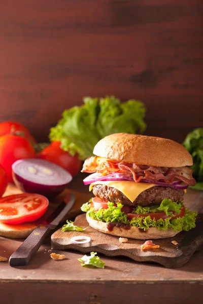 pastırma peynirli burger sığır patty domates soğan ile