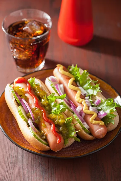Sült hot dog, zöldség ketchup mustár — Stock Fotó