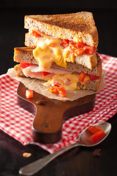 Sándwich de queso a la parrilla con jamón y tomate — Foto de Stock