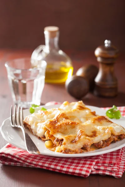 Hausgemachte italienische Lasagne auf Teller — Stockfoto