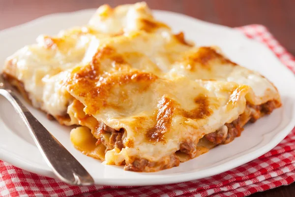 Hemlagad italiensk lasagne på tallrik — Stockfoto