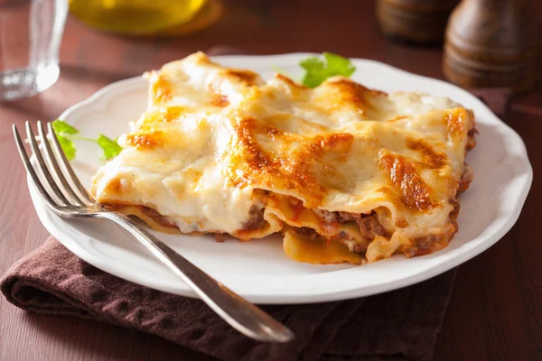 Hausgemachte italienische Lasagne auf Teller — Stockfoto