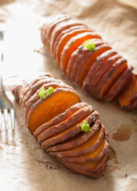 Pişmiş hasselback patatesleri.
