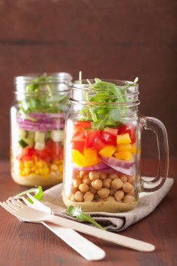 mason kavanoza sağlıklı sebze nohut salatası