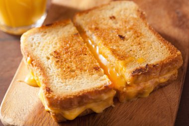 Kahvaltıda ev yapımı ızgara peynir sandviç