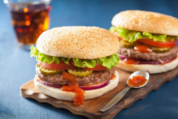 Hambúrguer com carne bovina patty alface cebola tomate ketchup — Fotografia de Stock