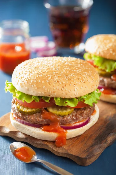 Hamburger met rundvlees patty Sla UI tomatenketchup — Stockfoto