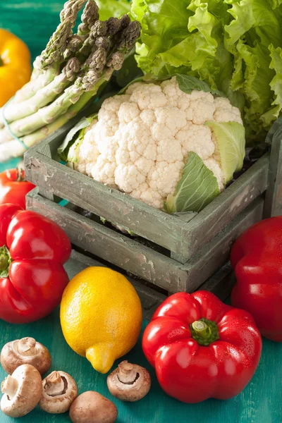 Verduras tomate pimienta aguacate cebolla coliflor lechuga —  Fotos de Stock