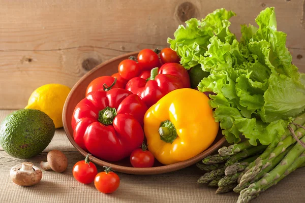 Verduras tomate pimienta aguacate lechuga espárragos —  Fotos de Stock