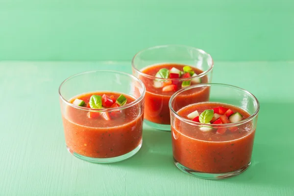 Sopa de tomate gazpacho frío en vasos — Foto de Stock