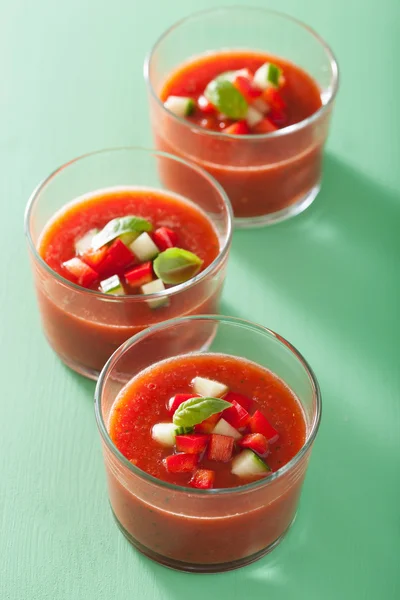 Sopa de tomate gazpacho frío en vasos —  Fotos de Stock