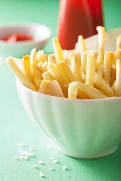 Patatine fritte con ketchup su sfondo verde — Foto Stock