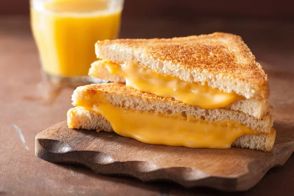 Zelfgemaakte gegrilde kaas sandwich voor ontbijt — Stockfoto