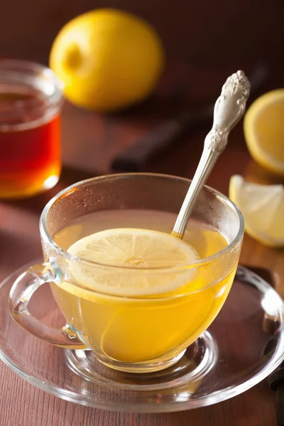 Tè allo zenzero al limone caldo in tazza di vetro — Foto Stock