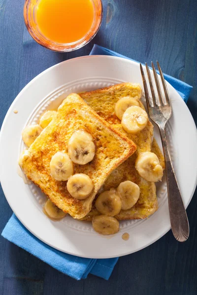 Pain perdu avec banane caramélisée pour le petit déjeuner — Photo