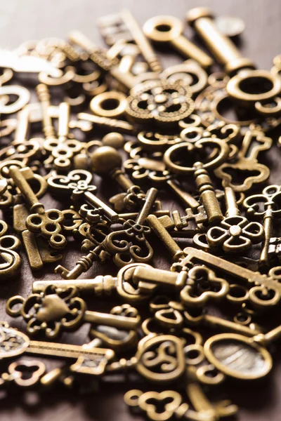 Steampunk starých historických kovových klíčů pozadí — Stock fotografie