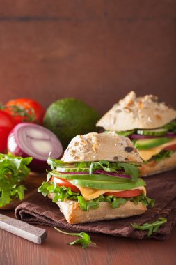 domates avokado peynirli sandviç salatalık soğan ile