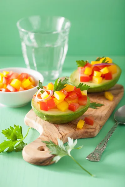 Авокадо, фарширований салатом з томатного перцю — стокове фото