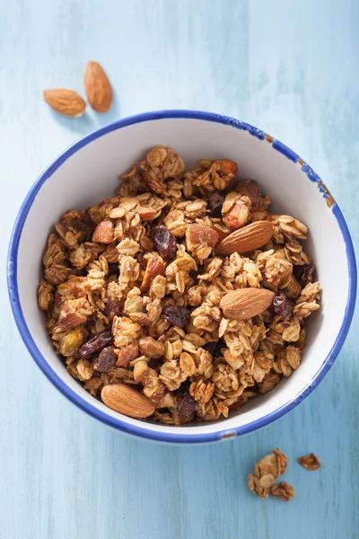 Granola sana casera en tazón para el desayuno — Foto de Stock