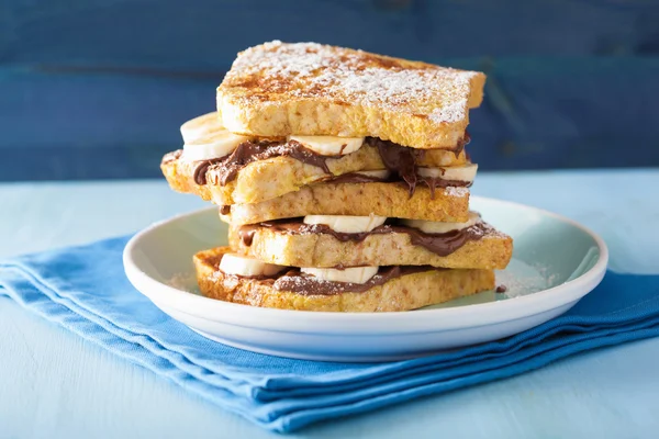 토스트와 바나나 초콜릿 소스와 카라멜 breakf 위한 프랑스어 — 스톡 사진