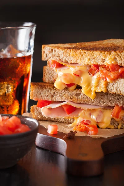 Ψημένο στη σχάρα τυρί σάντουιτς με ζαμπόν και ντομάτα — Φωτογραφία Αρχείου
