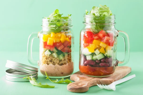 素食主义者奎奴亚藜豆蔬菜沙拉在梅森罐子里 — 图库照片