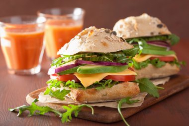 domates avokado peynirli sandviç salatalık soğan ile