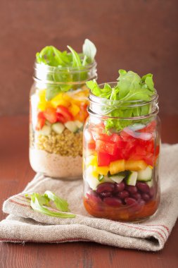 vegan quinoa sebze çorbası mason kavanoz