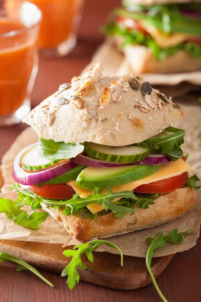 Tomaat avocado kaas sandwich met komkommer UI — Stockfoto