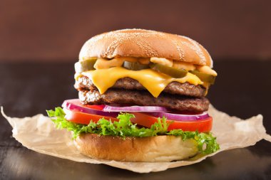 Çift peynirli burger jalapeno domates soğan ile