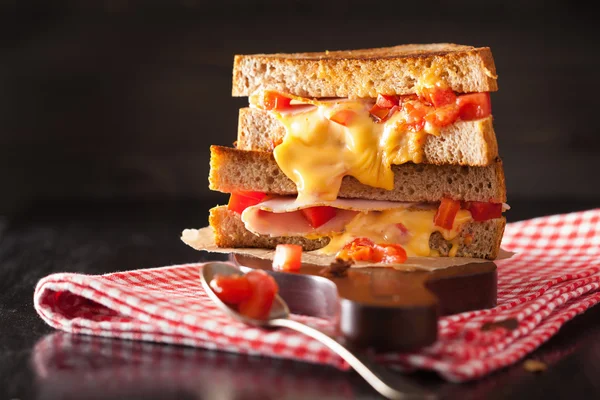 Sandwich au fromage grillé avec jambon et tomate — Photo