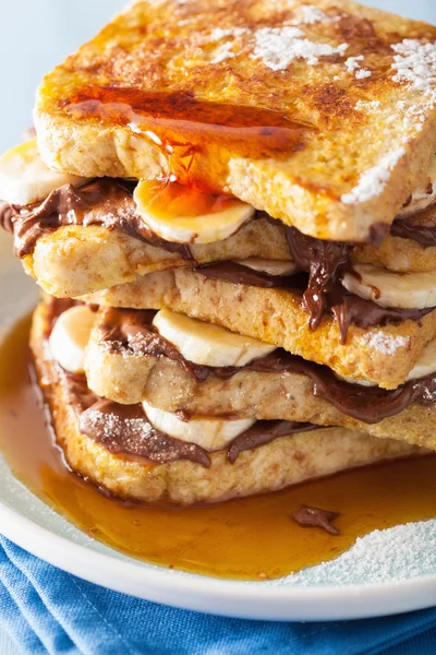 Французские тосты с банановым шоколадным соусом и карамелью на завтрак — стоковое фото