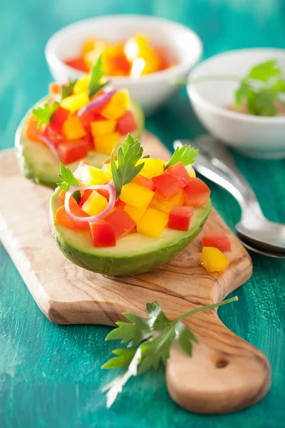 Abacates recheados com salada de tomate pimenta — Fotografia de Stock