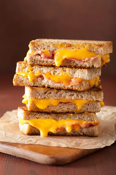 Grillezett sajttal és bacon szendvics — Stock Fotó
