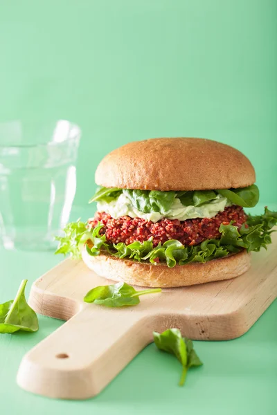 Zöldség-cukorrépa és a quinoa burger avokádó öntettel — Stock Fotó