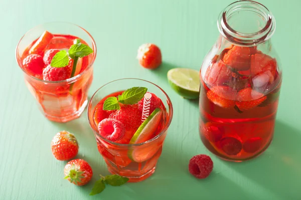 Limonada de framboesa de morango de verão com limão e hortelã — Fotografia de Stock