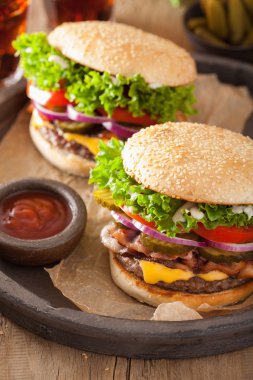 pastırma peynirli burger turşu domates soğan ile