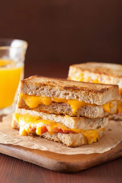 Sándwich de queso y tocino a la plancha — Foto de Stock