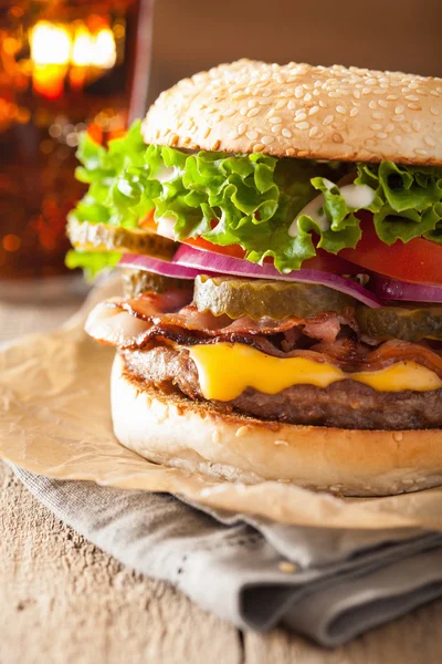 Spek kaas hamburger met pickles tomaat UI — Stockfoto