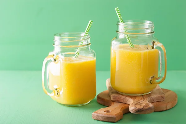 Healthy mango pineapple smoothie in mason jars — Stock Photo, Image