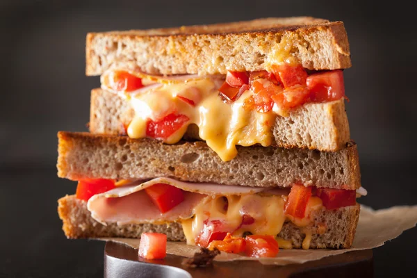 Grillezett sajtos szendvics sonkával, paradicsommal — Stock Fotó