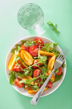 roka yeşil arka plan üzerinde domates salatası