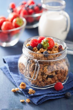 Cam Kavanoz ve çilek sağlıklı ev yapımı granola