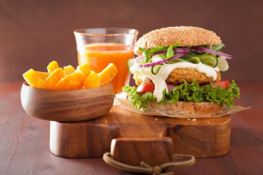 Vejetaryen havuç ve yulaf burger salatalık soğan ile