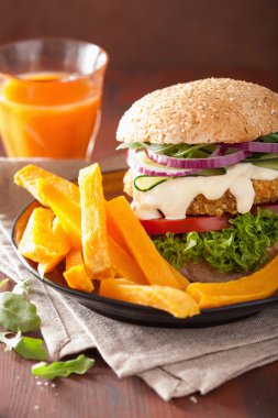 Vejetaryen havuç ve yulaf burger salatalık soğan ile