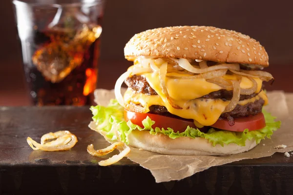 Cheeseburger duplo com tomate e cebola — Fotografia de Stock