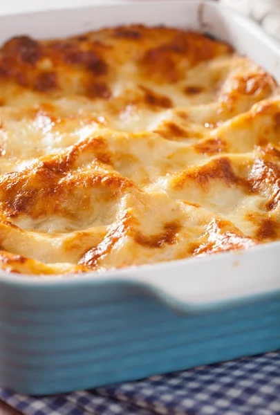 Domowe włoską lasagne w naczynia do pieczenia — Zdjęcie stockowe