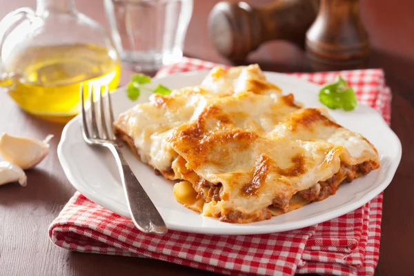 Hemlagad italiensk lasagne på tallrik — Stockfoto