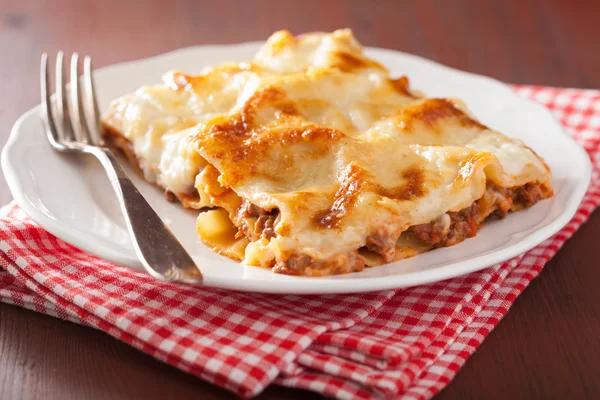 Hemlagad italiensk lasagne på tallrik — Stockfoto