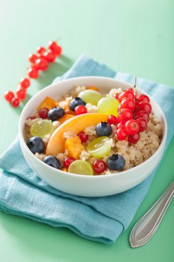 meyve ile sağlıklı kahvaltı quinoa berry nektarin yaban mersini g